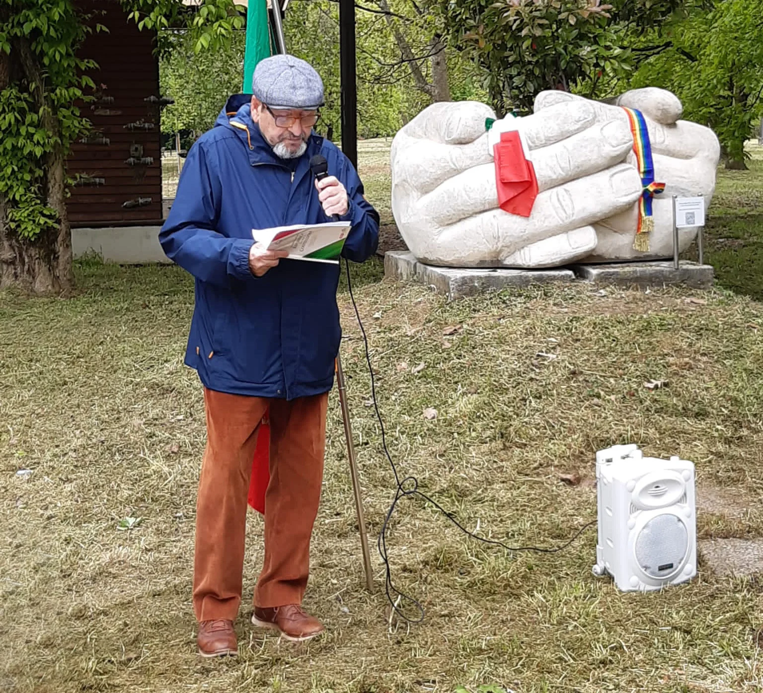 Diego De Crescenzo e la sua scultura dedicata alla pace